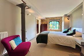 Stunning 2-bed Converted Warehouse - Sleeps 4