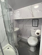 Lodge - Sleeps 10 & Free Parking