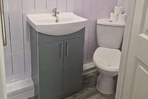 Lodge - Sleeps 10 & Free Parking