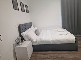 Lodge - Sleeps 10 & Free Parking