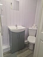 Lodge - Sleeps 10 & Free Parking