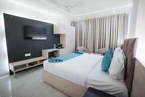 TOWN SQUARE SUITES
