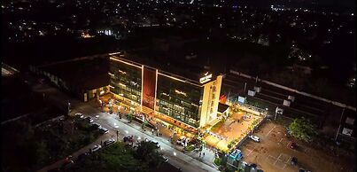 TOWN SQUARE SUITES