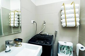 Sapphira Manor Luxurious Condo by the Bay