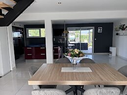 Spacious Retreat for 12 With Spa Option