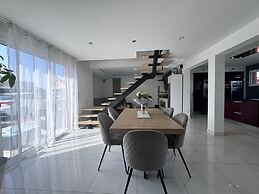Spacious Retreat for 12 With Spa Option