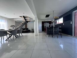 Spacious Retreat for 12 With Spa Option