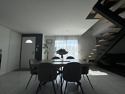 Spacious Retreat for 12 With Spa Option
