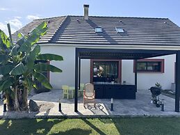 Spacious Retreat for 12 With Spa Option