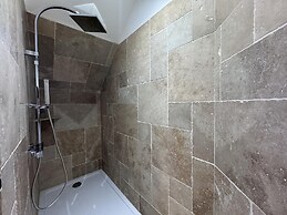 Spacious Retreat for 12 With Spa Option