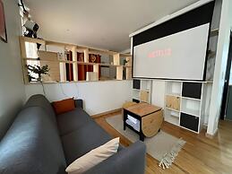 Chic & Cozy - Luxe Flat With Projector