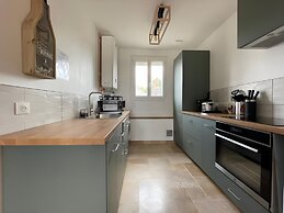 Chic & Cozy - Luxe Flat With Projector