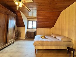 Spacious Group Stay Near Le Mans Circuit