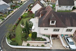 Spacious Group Stay Near Le Mans Circuit