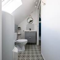 Chic Apartment Near City Center