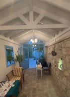 Paris Alacati Butik Otel
