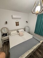 Paris Alacati Butik Otel