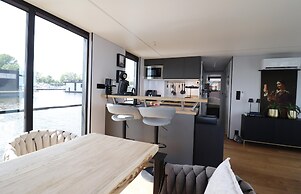Houseboat With Sauna and Fantastic View