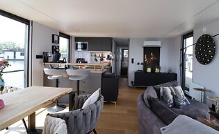 Houseboat With Sauna and Fantastic View