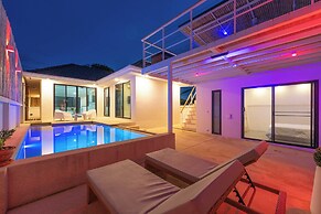 Stylish Rooftop Pool Villa Sea View V211