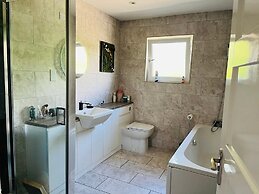 4-bed Seaside Dream House - Sleeps 8 & Parking