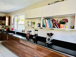 4-bed Seaside Dream House - Sleeps 8 & Parking