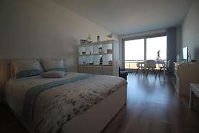 Huswell - Beach Studio With Balcony Sea View