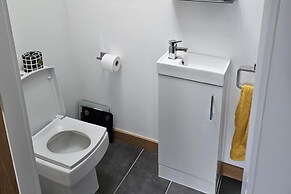 Modern, Large 4-bed Property Sleeps 10 in Abergele