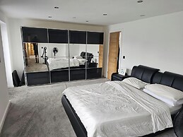 Modern, Large Open Plan 4 bed Property in Abergele