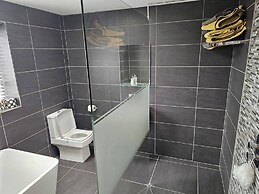 Modern, Large Open Plan 4 bed Property in Abergele