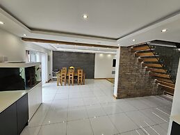 Modern, Large Open Plan 4 bed Property in Abergele