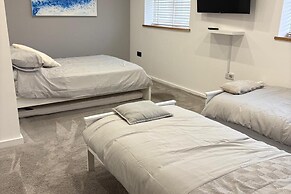 Modern, Large 4-bed Property Sleeps 10 in Abergele