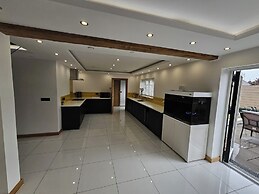 Modern, Large Open Plan 4 bed Property in Abergele