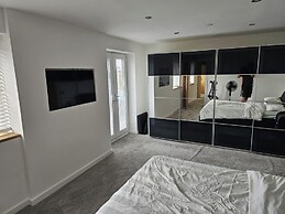 Modern, Large Open Plan 4 bed Property in Abergele