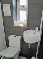 Modern, Large 4-bed Property Sleeps 10 in Abergele