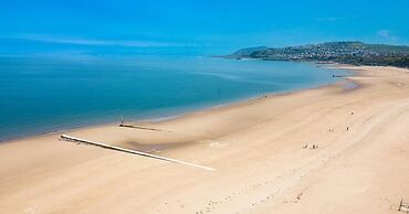 Modern, Large 4-bed Property Sleeps 10 in Abergele
