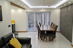 Modern, Large 4-bed Property Sleeps 10 in Abergele