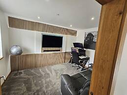 Modern, Large Open Plan 4 bed Property in Abergele
