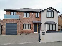 Modern, Large 4-bed Property Sleeps 10 in Abergele