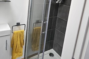 Modern, Large 4-bed Property Sleeps 10 in Abergele