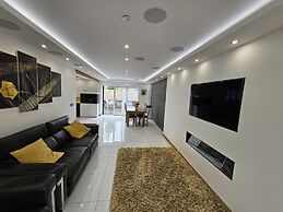 Modern, Large Open Plan 4 bed Property in Abergele