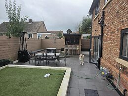 Modern, Large Open Plan 4 bed Property in Abergele