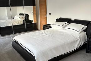 Modern, Large 4-bed Property Sleeps 10 in Abergele