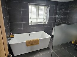 Modern, Large Open Plan 4 bed Property in Abergele