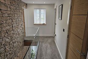 Modern, Large 4-bed Property Sleeps 10 in Abergele
