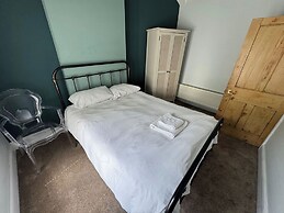18 The Wharfage