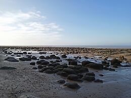 Caravan - Sleeps 8 - Pets Ok - Parking