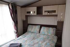 Caravan - Sleeps 8 - Pets Ok - Parking