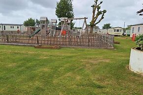 Caravan - Sleeps 8 - Pets Ok - Parking