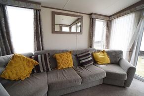 Caravan - Sleeps 8 - Pets Ok - Parking